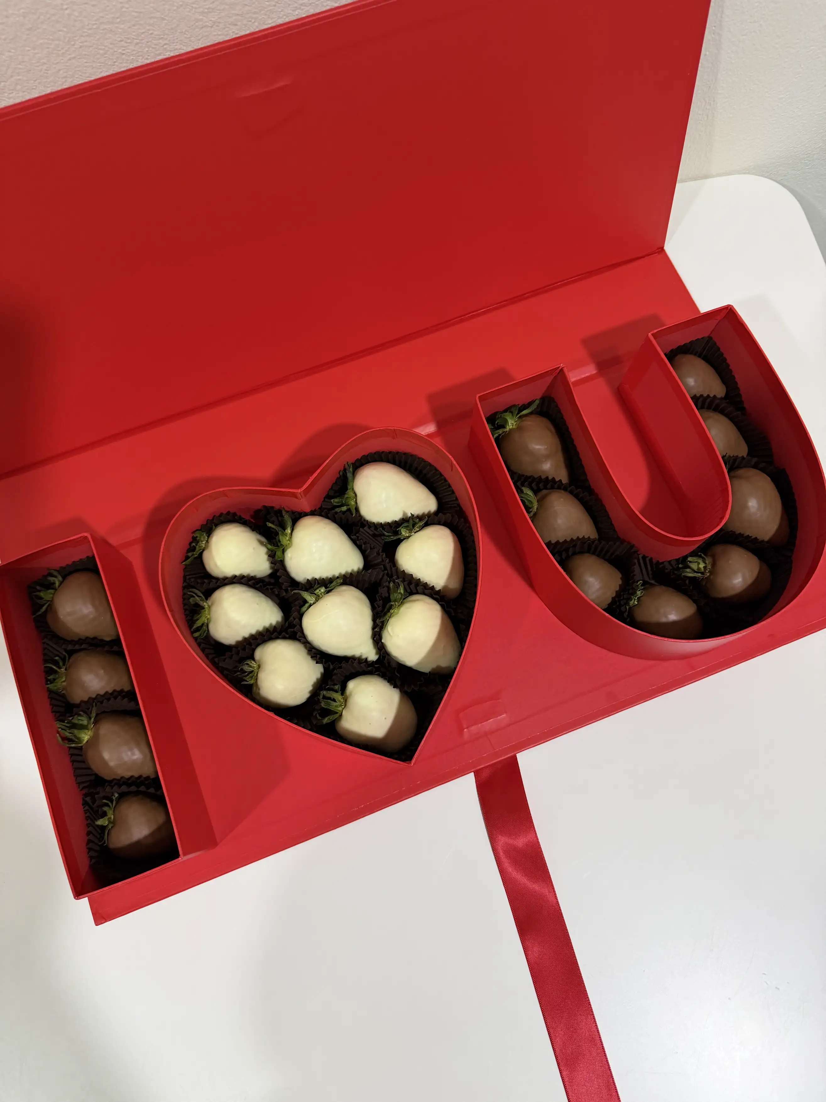 Клубника в молочном и белом шоколаде «I love you»