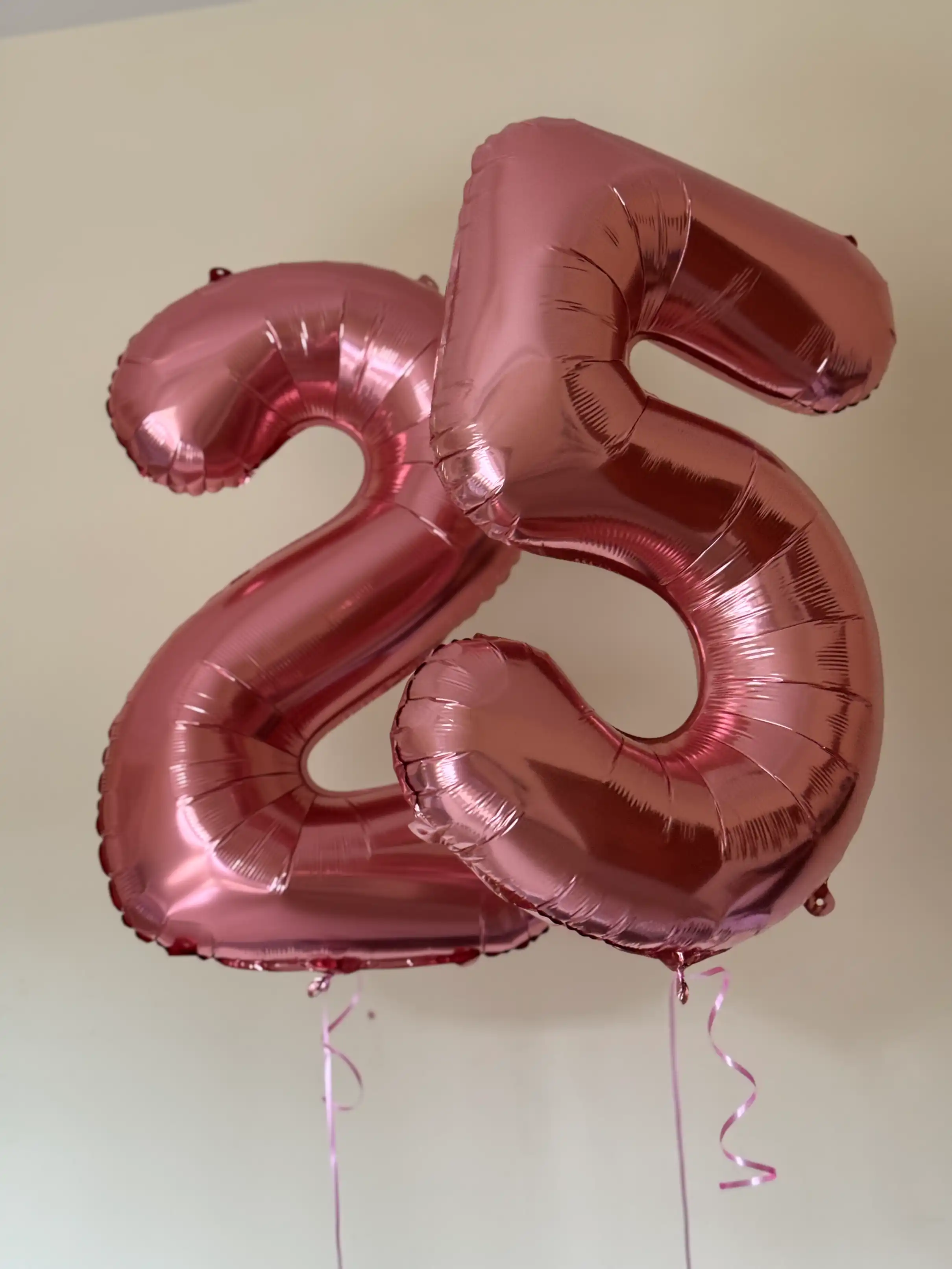 Воздушные шары в форме цифр 25